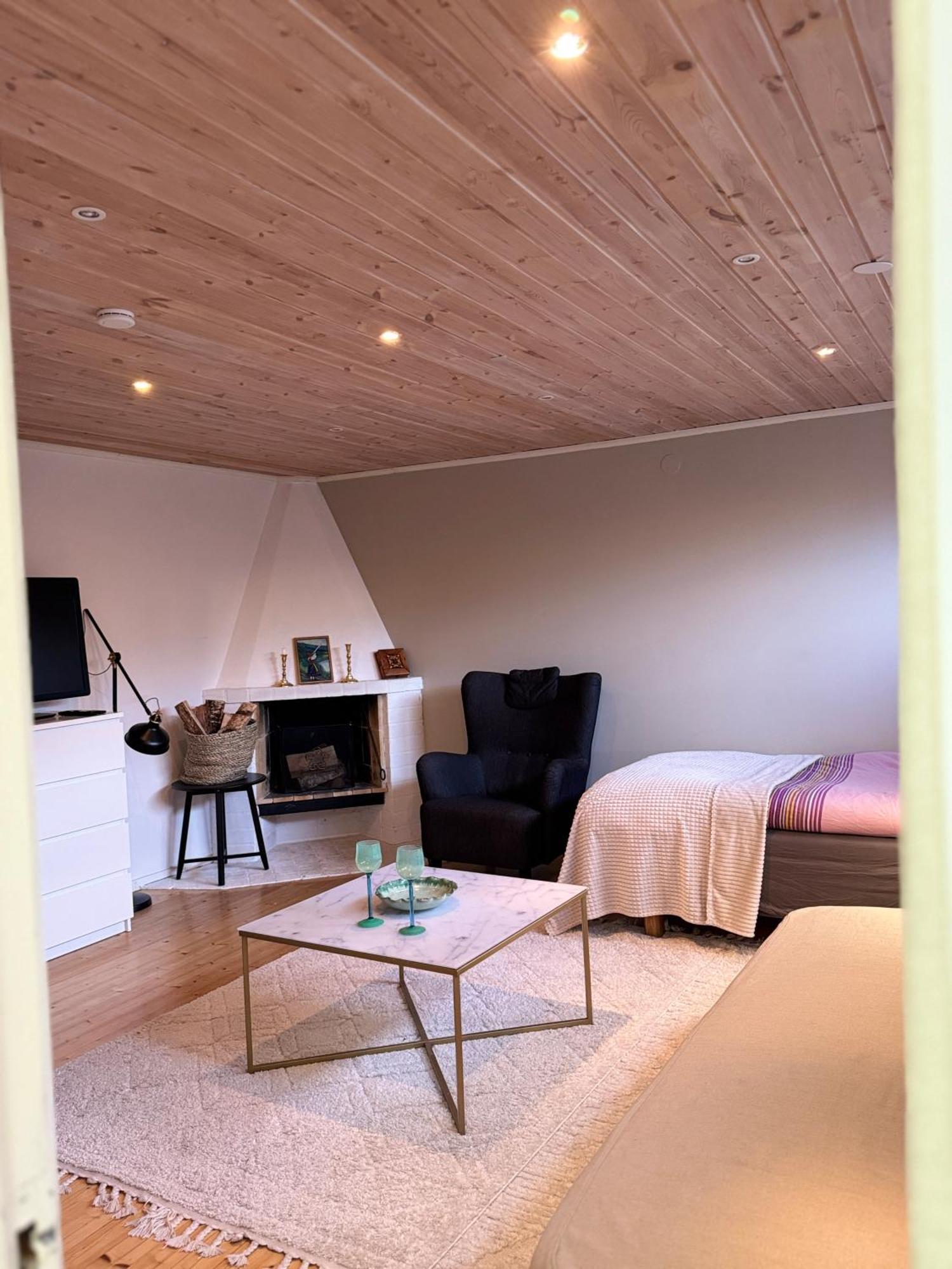 Huoneisto Coosy Authentic Swedish Wooden Apartment, 25 Min To City-own Entrance *